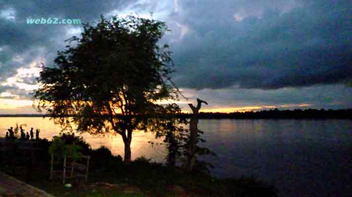 photo Mekong River near Laos photo Mekong River