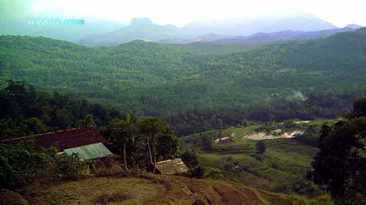 photo with a view on Castle Rock in Sri Lanka