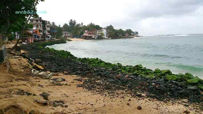 photo Unawatuna breakwater impact