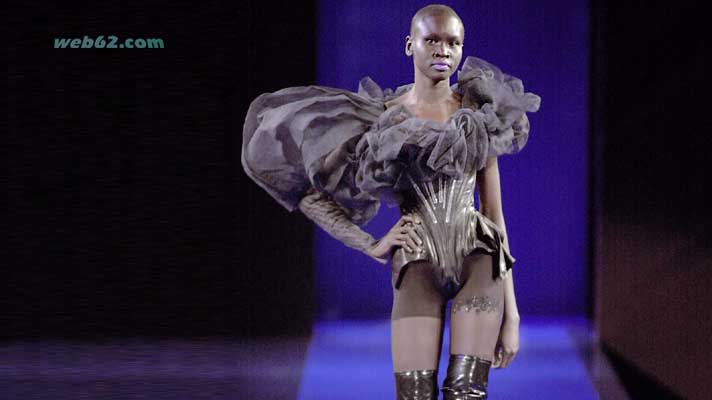 photo Christian Lacroix Fashion Show Alek Wek