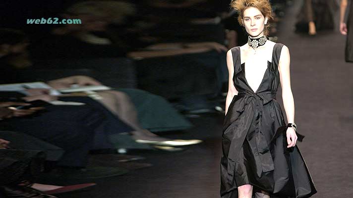 photo Yves St. Laurent designer Fashion show