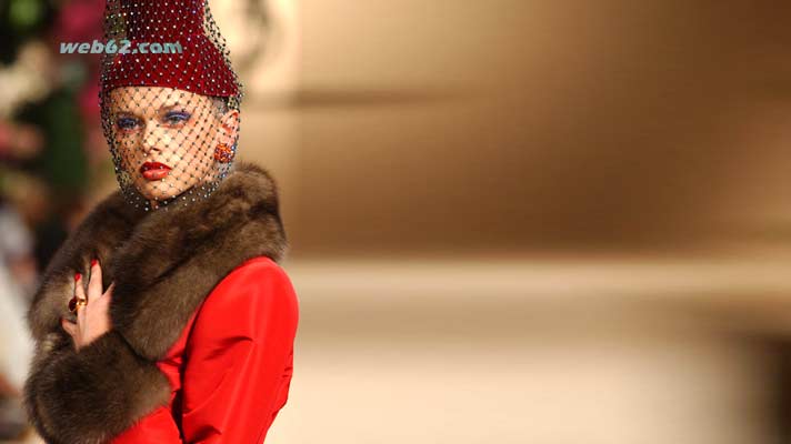 photo Yves St. Laurent designer Fashion show