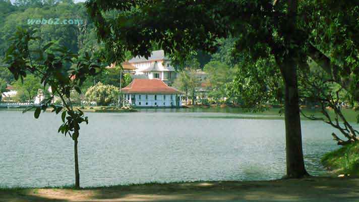 photo Tooth Temple in Kandy in Sri Lanka