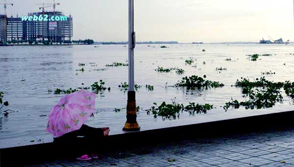 photo from the Mekong River flood in Phnom Penh 2011 Mekong River flood 2011