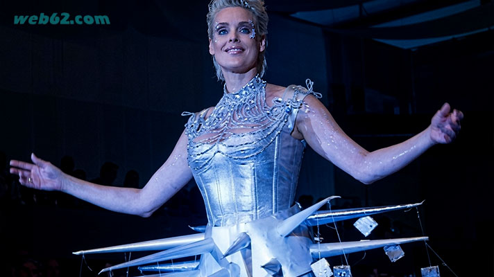 Foto Brigitte Nielsen auf dem Laufsteg