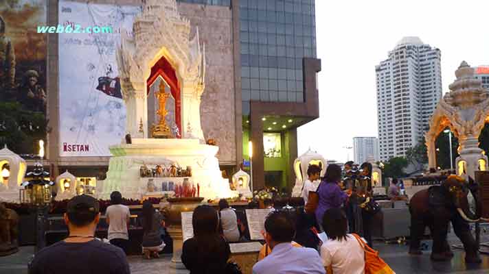 Praying Thai people in Bangkok, Thailand