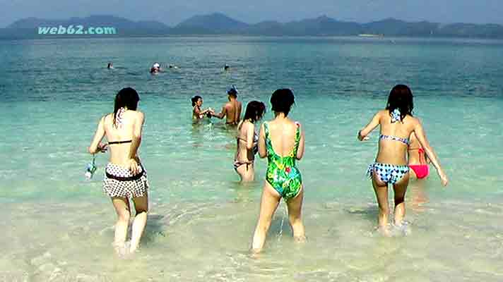 photo Chinese bikini girls in Phuket, Thailand