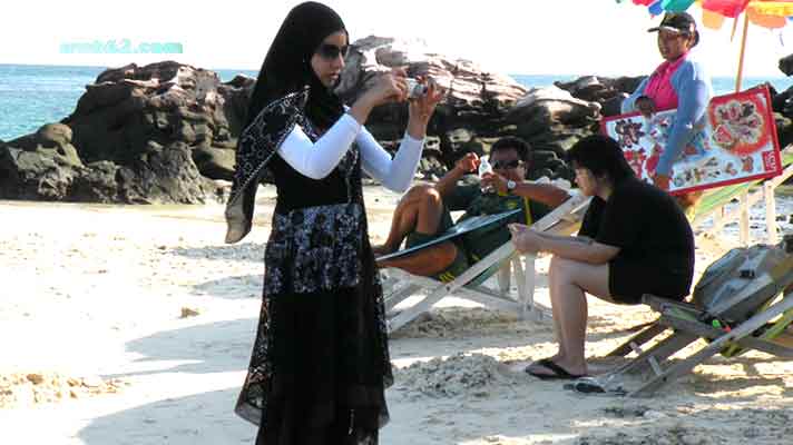 photo Muslim girl in Thailand in Phuket, Thailand