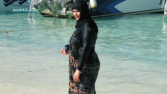 photo Muslim girl in Phuket, Thailand