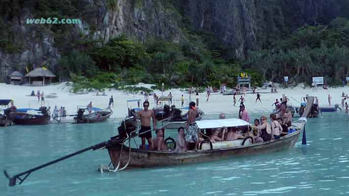 photo Maya Bay Phi Phi Islands near Phuket, Thailand