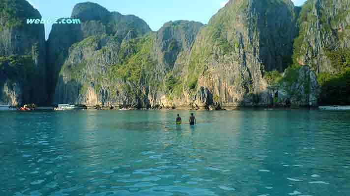 photo Maya Bay, Phi Phi Islands near Phuket, Thailand